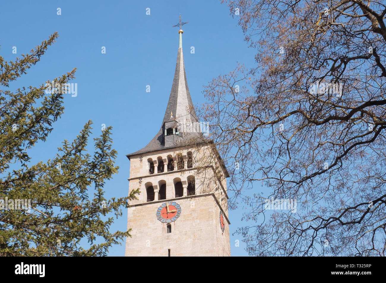 La chiesa di San Martino nei pressi del lago Klostersee, Sindelfingen, Germania. Bella e antica chiesa antient torre. Alberi a molla. N. persone vista panoramica Foto Stock