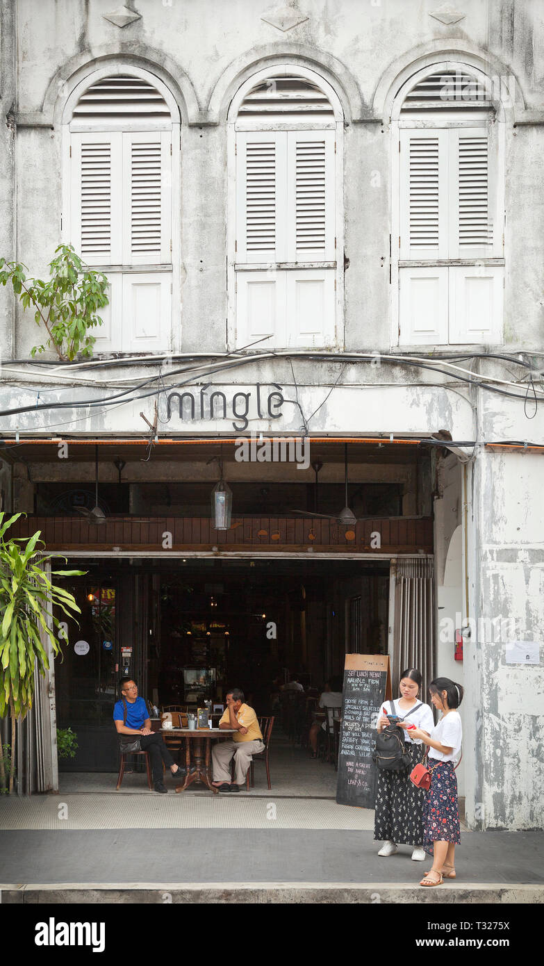 Cafe in Chinatown, Kuala Lumpur, Malesia 'Single' locali di persone condividono un caffè, British architettura coloniale Foto Stock