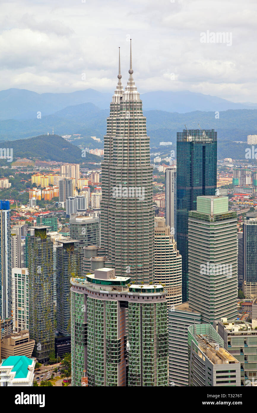 Le Torri Petronas, noto anche come le Torri Gemelle Petronas, viwed da KL Tower, Kuala Lumpur, Malesia Foto Stock