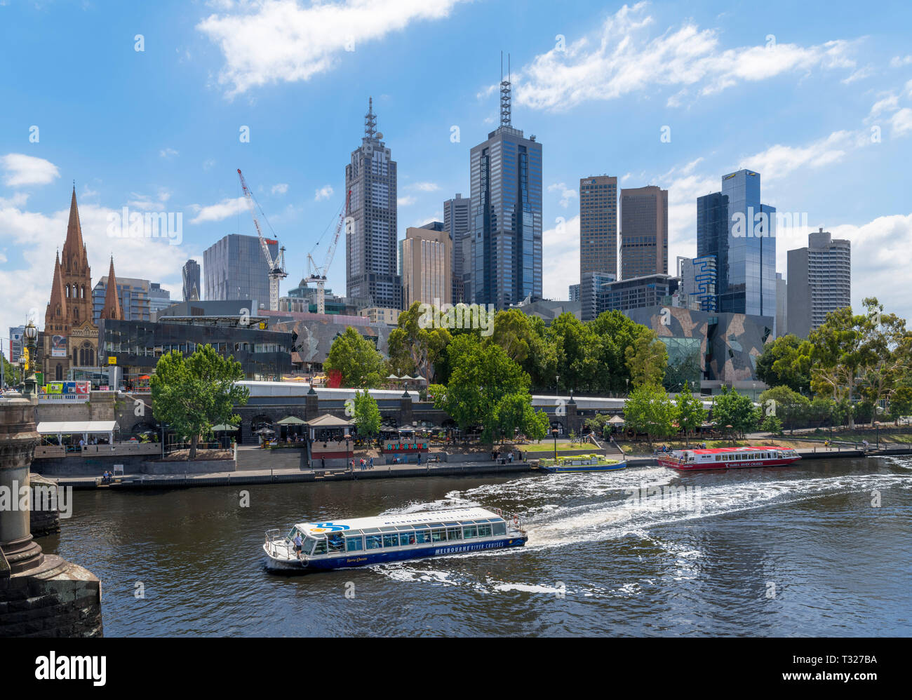 Melbourne barca fluviale da crociera sul Fiume Yarra nella parte anteriore del Central Business District (CBD), Princes Bridge, Melbourne, Victoria, Australia Foto Stock