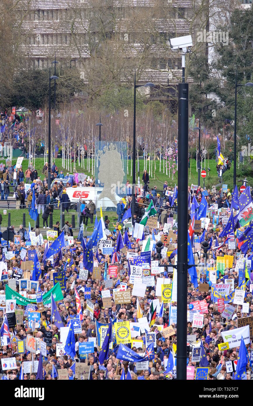 I manifestanti anti anti anti-Brexit che si sono aromersi per Park Lane partecipando al voto popolare marzo del 23 marzo 2019. Foto Stock