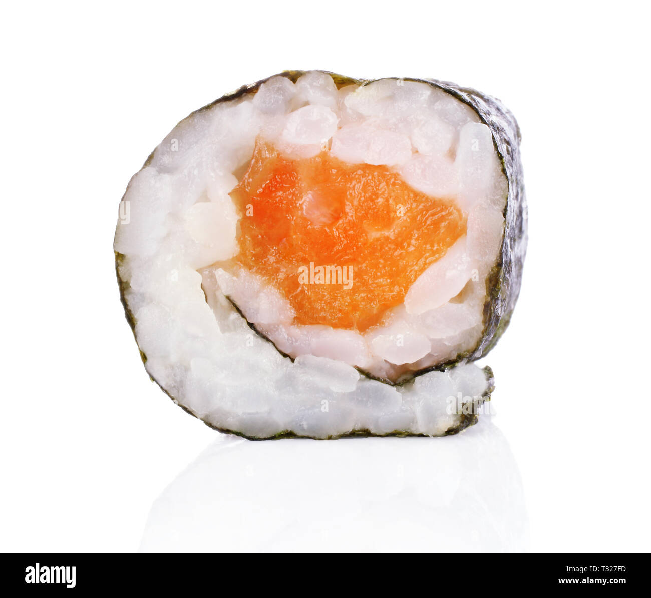Rotolo di sushi pezzi con Salmone, riso e nori isolati su sfondo bianco. La deliziosa cucina giapponese Foto Stock