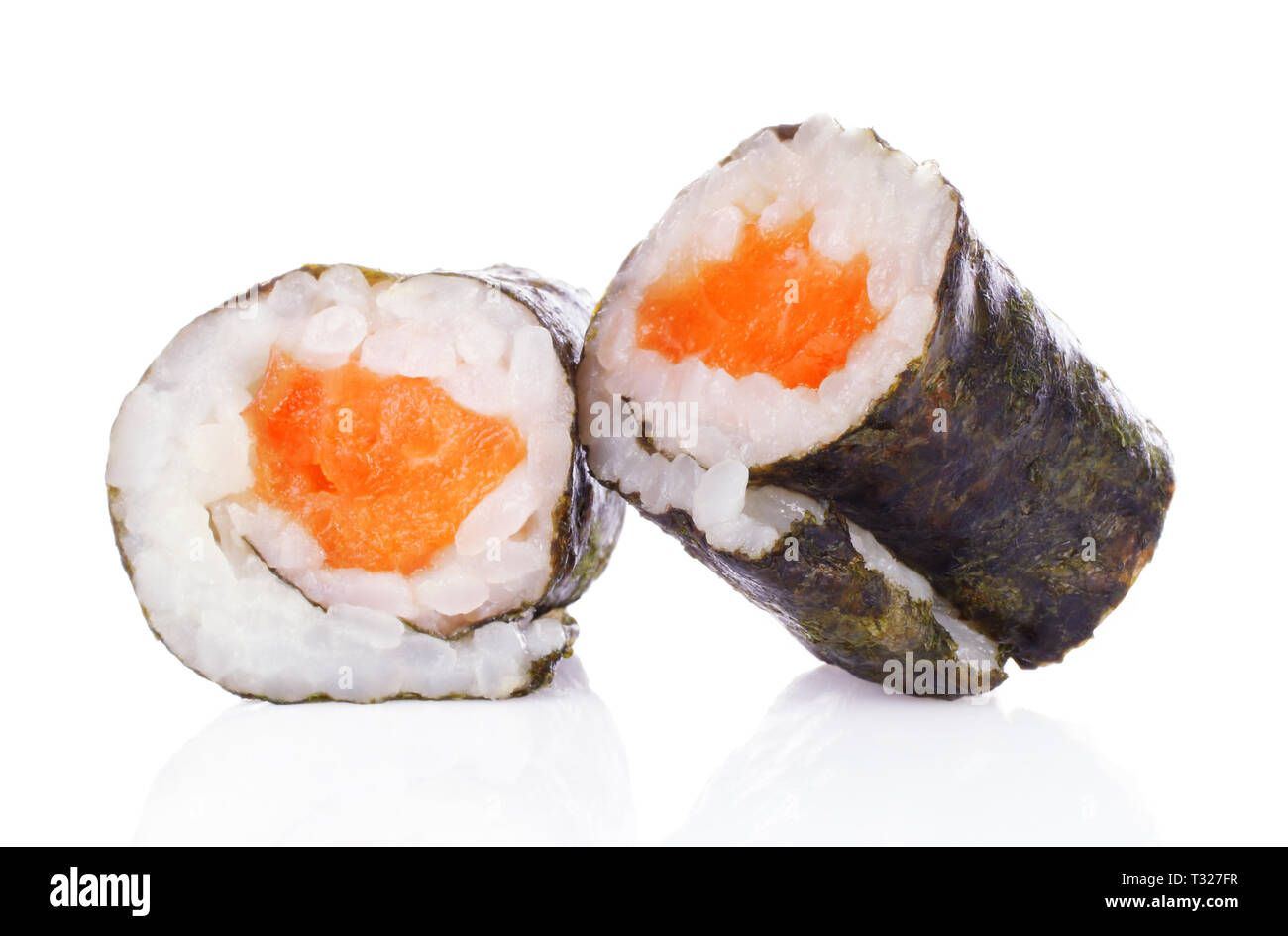 Rotolo di sushi pezzi con Salmone, riso e nori isolati su sfondo bianco. La deliziosa cucina giapponese Foto Stock