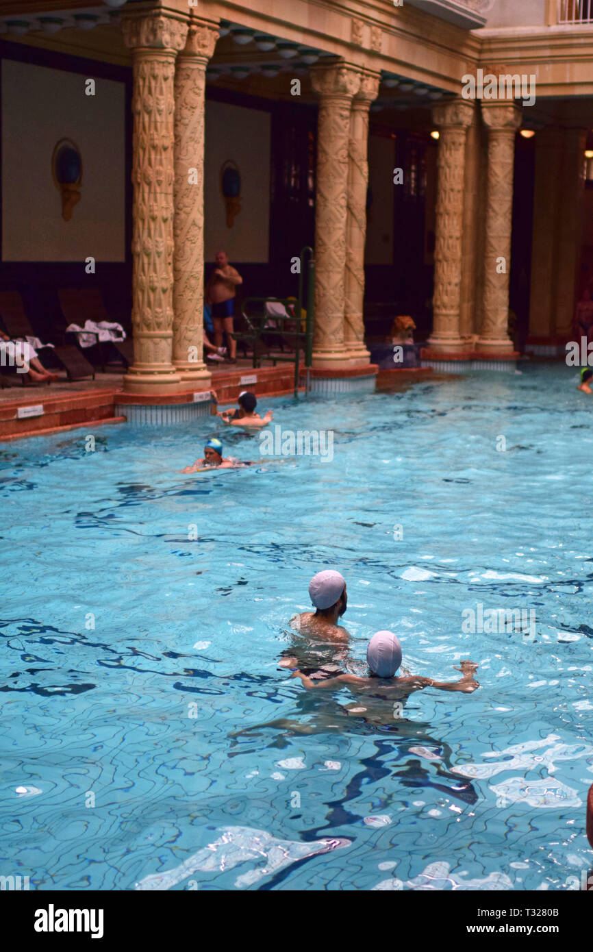 Bagno termale e piscina di Gellert (noto anche come i bagni termali Gellért o in ungherese come Gellért gyógyfürd?) è un complesso termale a Budapest in H Foto Stock