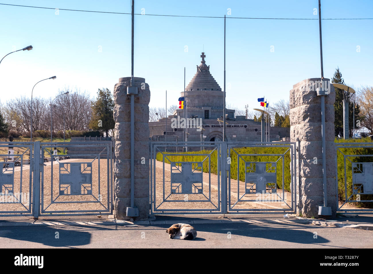 Il Mausoleo degli eroi della I Guerra Mondiale da Marasesti, con la scritta in rumeno di gloria ai nostri eroi. Ampia vista con un cane dorme da Foto Stock