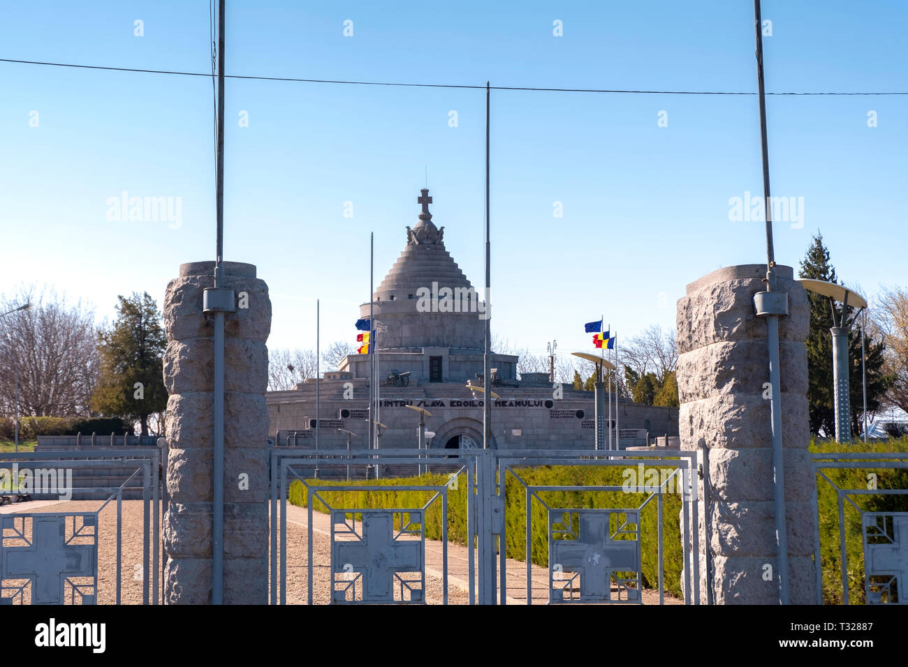 Il Mausoleo degli eroi della I Guerra Mondiale da Marasesti, con la scritta in rumeno di gloria ai nostri eroi. Foto Stock