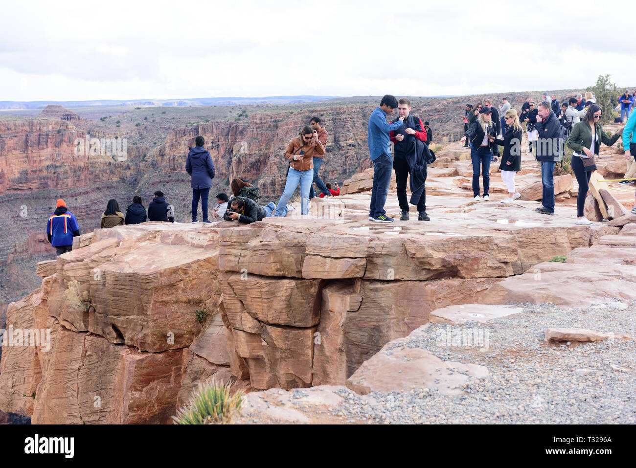 GRAND CANYON - 19 febbraio: turisti scattare foto di Eagle Point a West Rim del Grand Canyon il 19 febbraio 2017 nel Grand Canyon, AZ Foto Stock