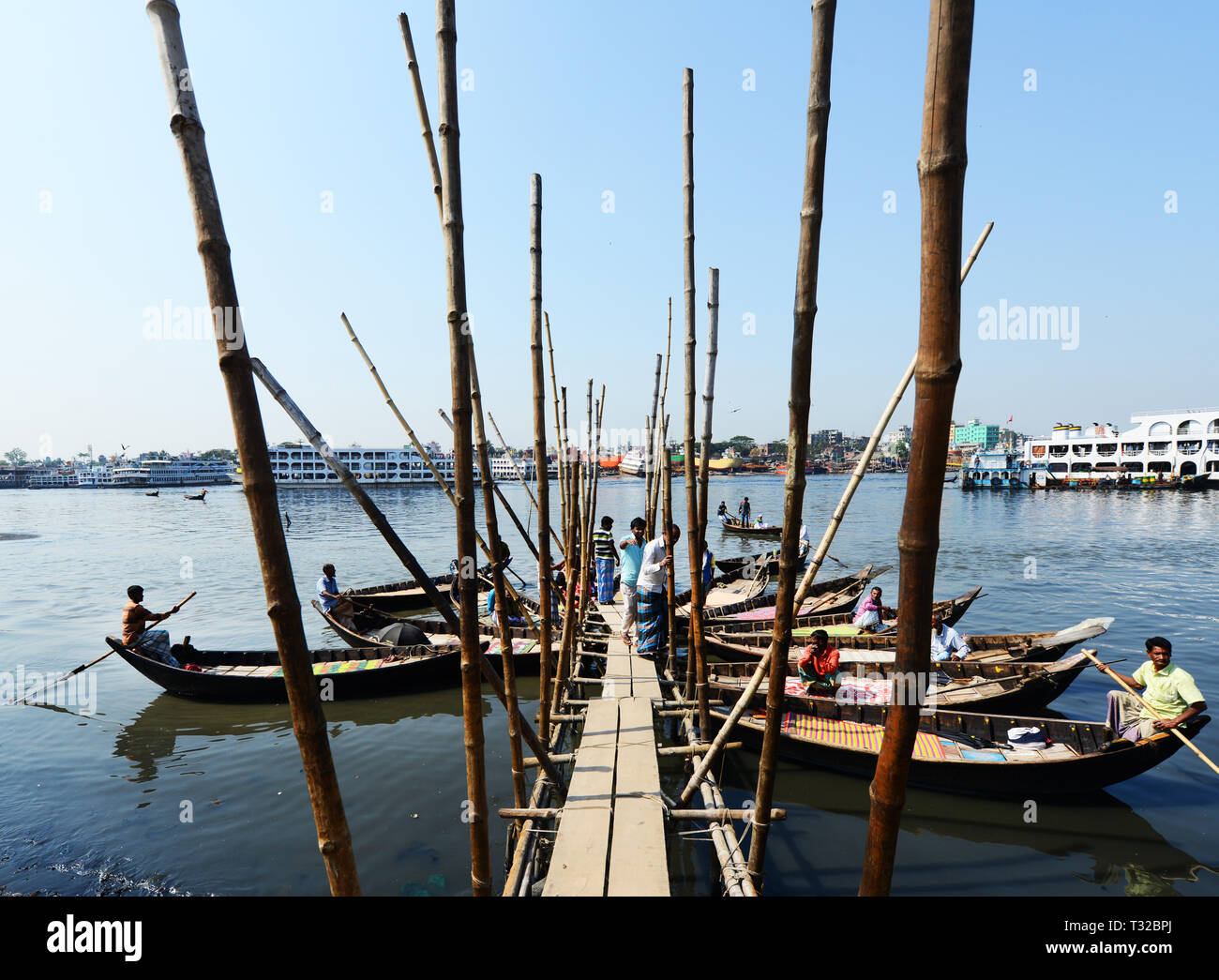 Taxi in legno barche sul fiume Buriganga a Dhaka, nel Bangladesh. Foto Stock