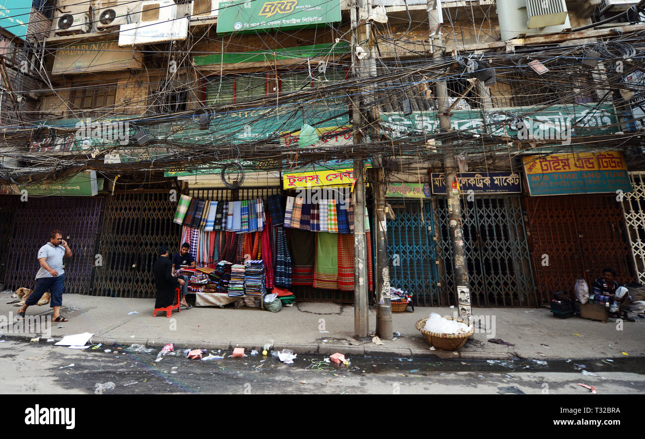 Cavi elettrici appesa sopra il marciapiedi a Dhaka, nel Bangladesh. Foto Stock