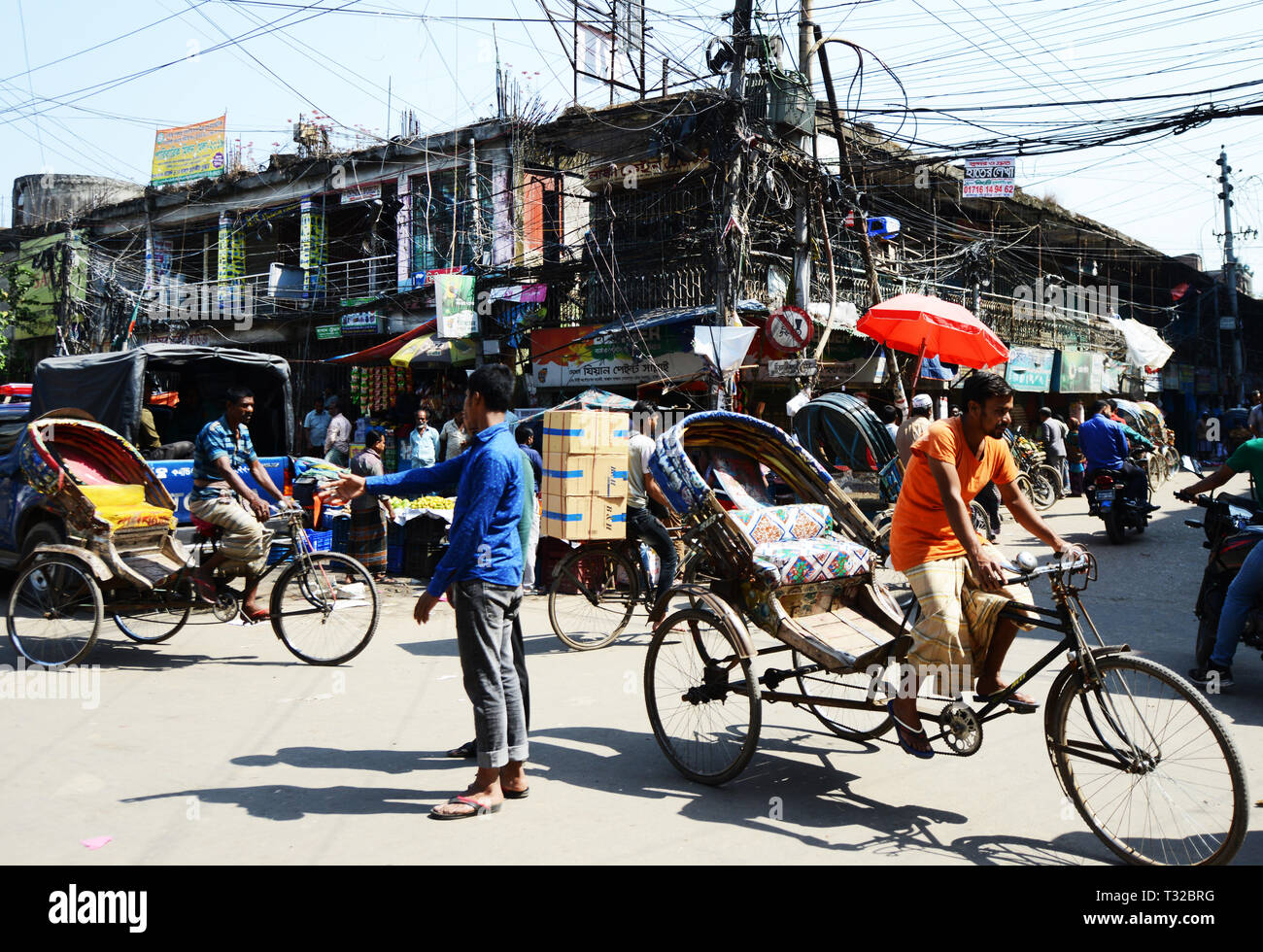 Cavi elettrici appesa sopra il marciapiedi a Dhaka, nel Bangladesh. Foto Stock