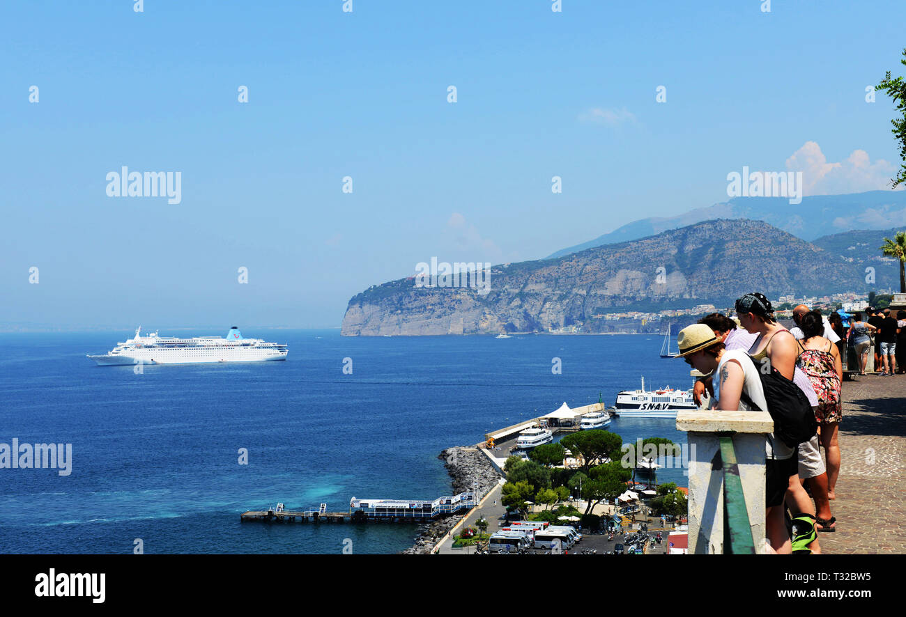 Tourist godendo la vista mare dal lungomare di Sorrento in Italia. Foto Stock
