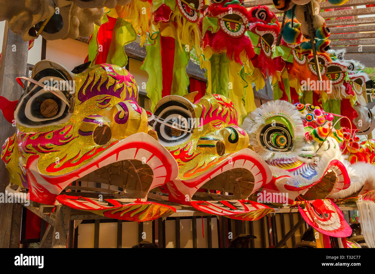 Cinese tradizionale danza del leone di display di testa sui ripiani. Foto Stock
