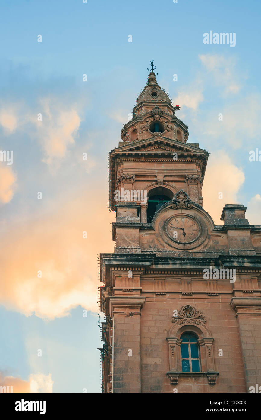 Il Maltese architettura della chiesa vicino fino al tramonto Foto Stock