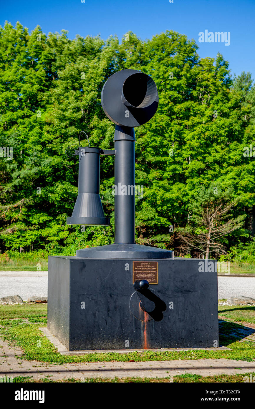 Il più grande del mondo di manovella telefono commemora il Bryant Pond compagnia telefonica, l'ultimo per utilizzare questi telefoni negli Stati Uniti, Woodstock, Maine, Stati Uniti Foto Stock