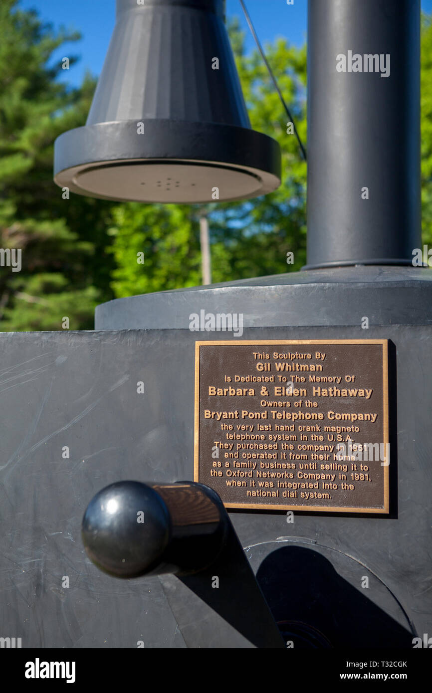 Lapide che ricorda la più grande del mondo a manovella per telefono e il Laghetto Bryand compagnia telefonica a Woodstock, Maine, Stati Uniti d'America. Foto Stock
