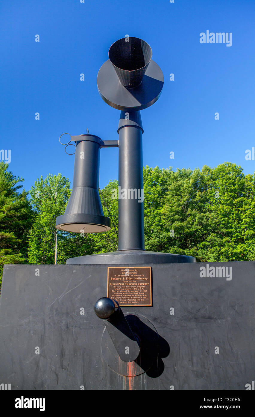 Il più grande del mondo di manovella telefono commemora il Bryant Pond compagnia telefonica, l'ultima società negli Stati Uniti per dare fino a manovella telefoni, loc Foto Stock