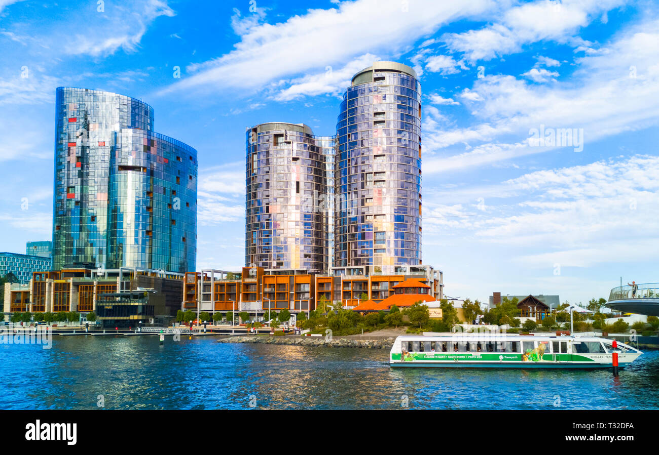 Ritz Carlton Hotel e le torri a Elizabeth Quay con un traghetto TransPerth oltrepassando Foto Stock