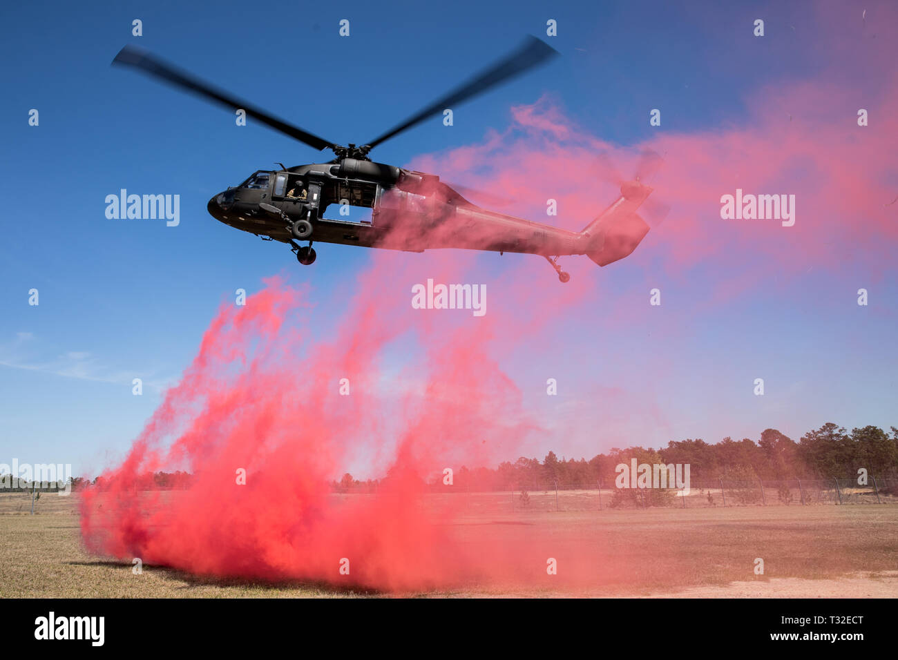 A medevac helicopter prepares to land in a marked landing zone during a routine training exercise with Green Berets assigned to 3rd Special Forces Group (Airborne), April 3, 2019 at Fort Bragg, NC. (U.S. Army photo by Sgt. Steven Lewis) Foto Stock