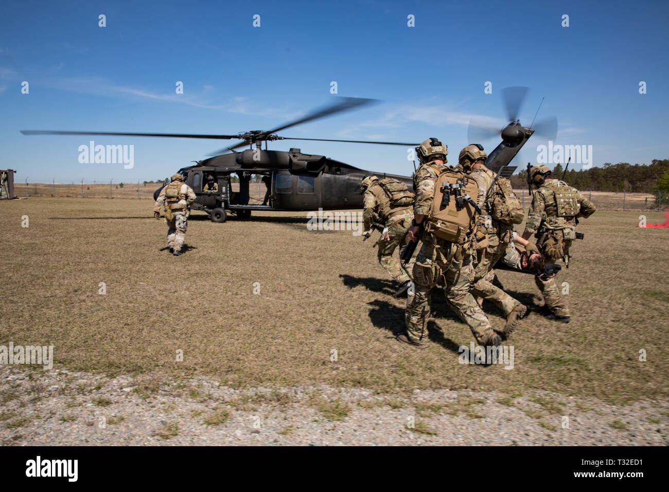 Green Berets assigned to 3rd Special Forces Group (Airborne) conduct medical evacuation training during a routine training exercise, April 3, 2019 at Fort Bragg, NC. (U.S. Army photo by Sgt. Steven Lewis) Foto Stock