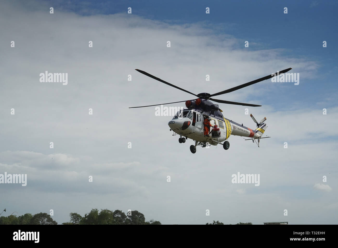 Philippine Air Force elicottero esegue una estrazione dell'antenna durante il campo di formazione in fase di esercizio della Comunità Disaster Readiness Esercizio, Batasan colline, Marzo 27, 2019. L'esercizio si è svolta in un posto di comando livello e formazione sul campo Livello e inclusa la città di Quezon la riduzione del rischio di calamità Consiglio di Gestione (QCDRRMC) e le colline Batasan Barangay la riduzione del rischio di calamità Management Office (DRRMO). L'Hawaii National Guard Stato Programma di partenariato civile ha portato la gestione del disastro di professionisti provenienti da stato e livelli di contea per valutare il comune filippino risposta a un Foto Stock