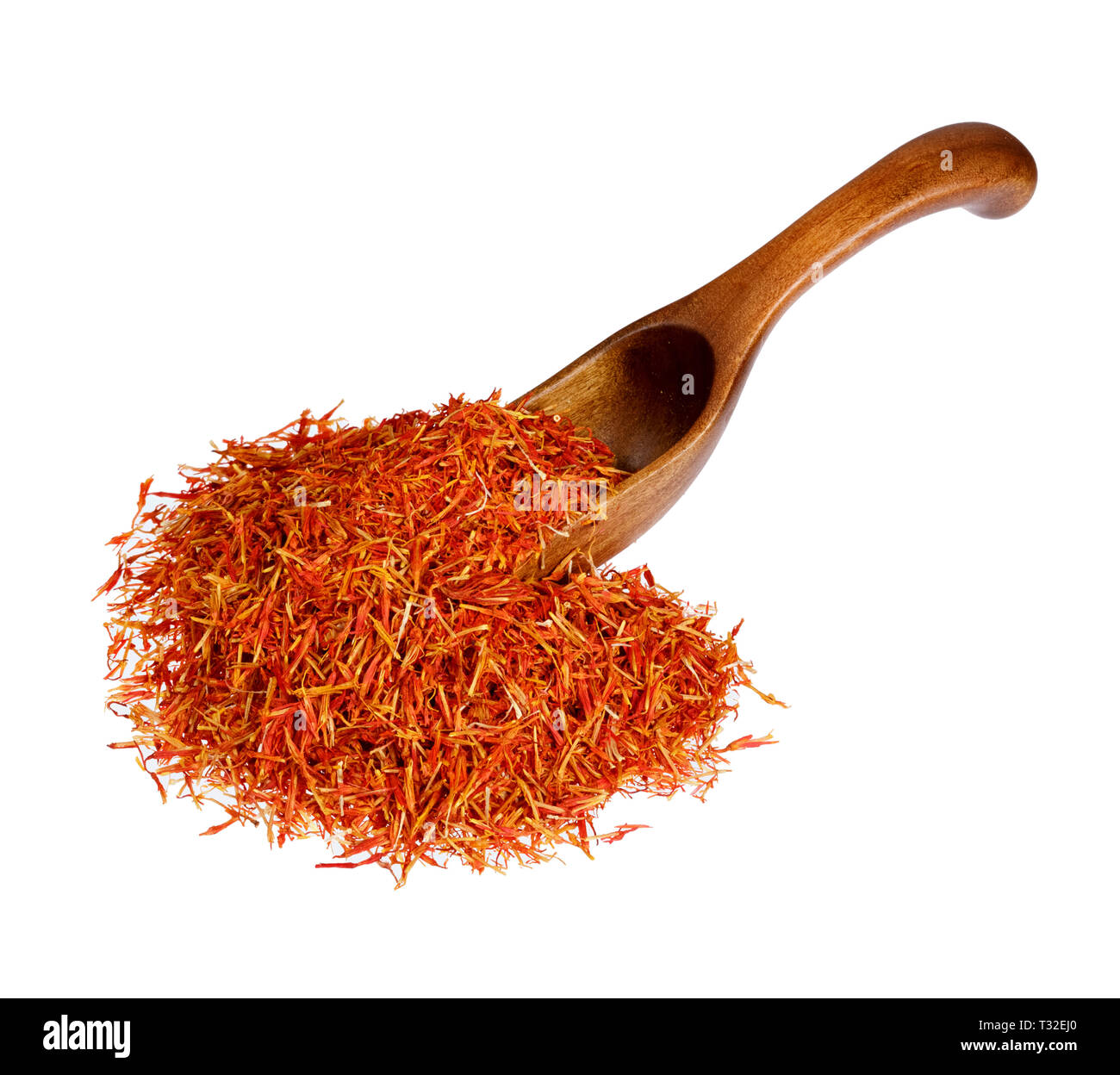 Lo zafferano stami il cucchiaio di legno, isolato su sfondo bianco. Foto Stock
