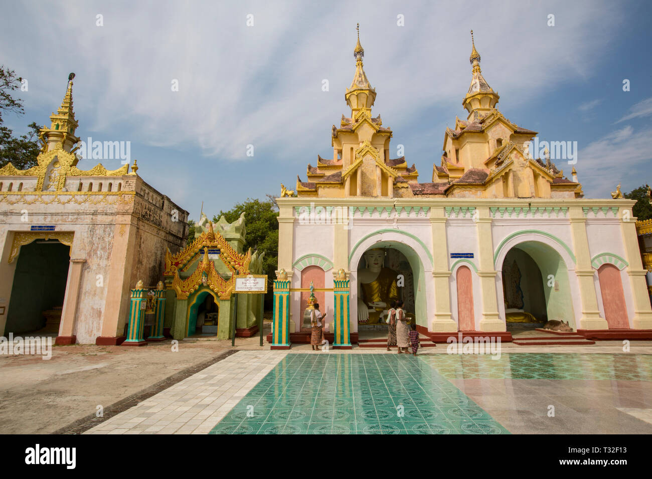 Devoti in un santuario con un grande idolo del Signore Buddha e un maiale di pietra a Shwe Yin Pagoda Maw vicino a Thazi, Myanmar (Birmania). Foto Stock