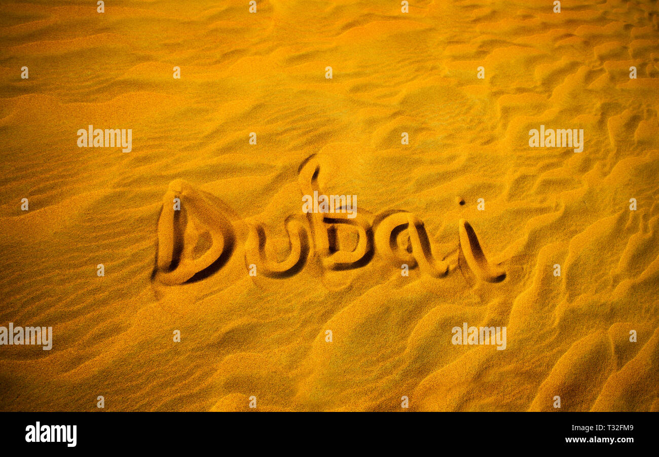 Parola di Dubai nel deserto di sabbia concetto di viaggio Foto Stock