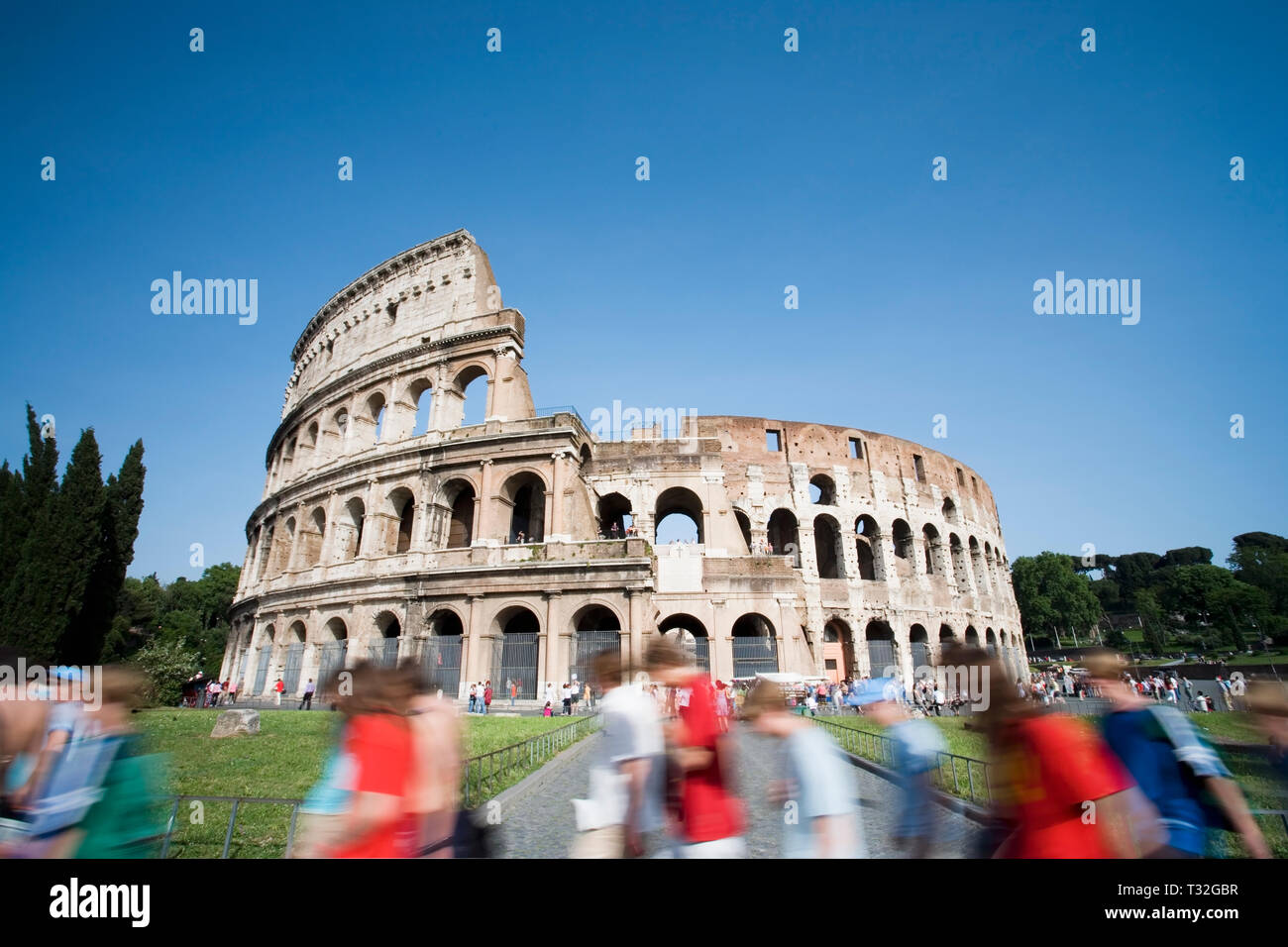 Turisti passato a piedi il Colosseo durante il giorno. Roma, Italia. Foto Stock
