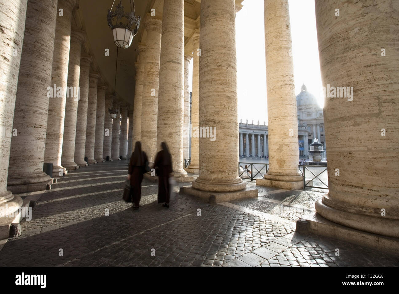 La Basilica di San Pietro dal colonnato del Bernini. Vaticano, Roma, Italia. Foto Stock