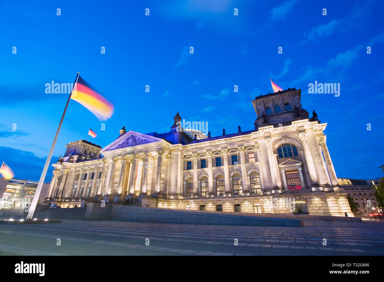 Il palazzo del Reichstag a Berlino del tramonto, Germania. Foto Stock