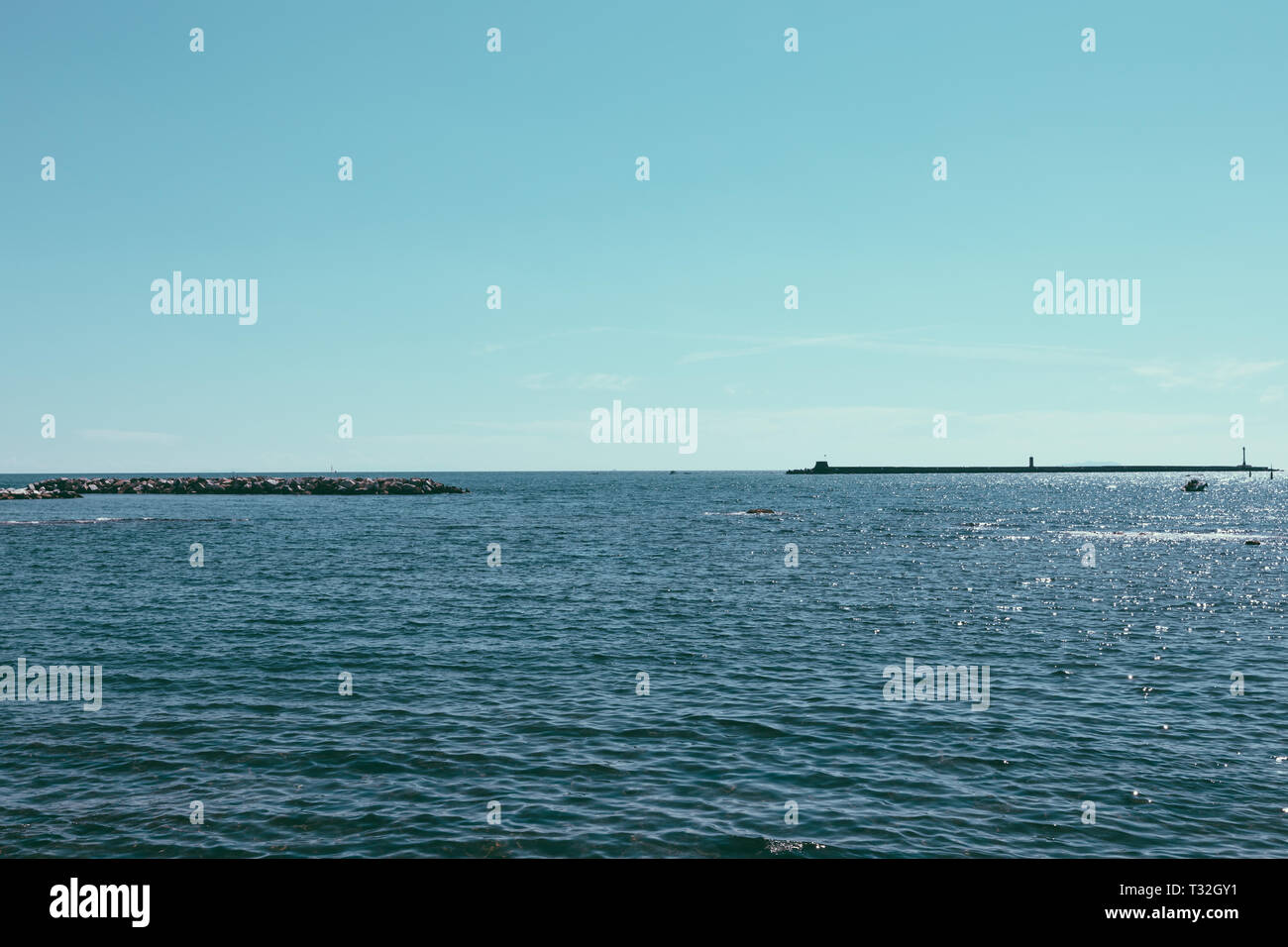 Vista panoramica del mare Ligure dalla Terrazza Mascagni (Mascagni terrazza) sulla costa occidentale della Toscana nella città di Livorno Foto Stock