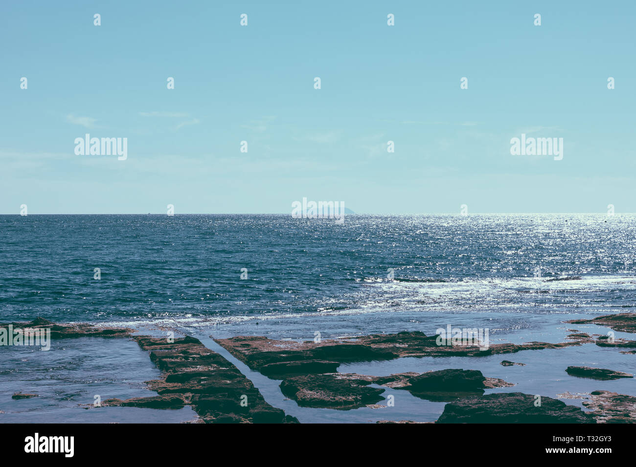 Vista panoramica del mare Ligure dalla Terrazza Mascagni (Mascagni terrazza) sulla costa occidentale della Toscana nella città di Livorno Foto Stock