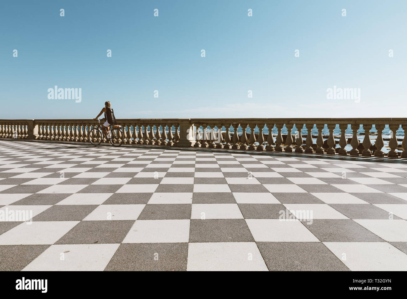 Vista panoramica della Terrazza Mascagni (Mascagni terrazza) di fronte al mar ligure sulla costa occidentale della Toscana a Livorno Foto Stock