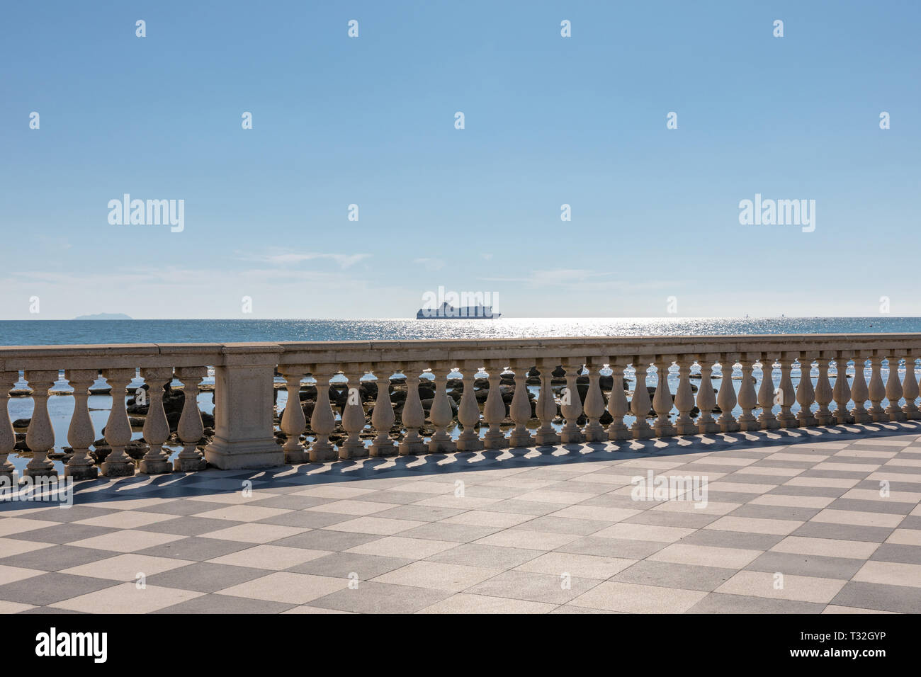 Vista panoramica della Terrazza Mascagni (Mascagni terrazza) di fronte al mar ligure sulla costa occidentale della Toscana a Livorno. La gente a piedi e il resto o Foto Stock