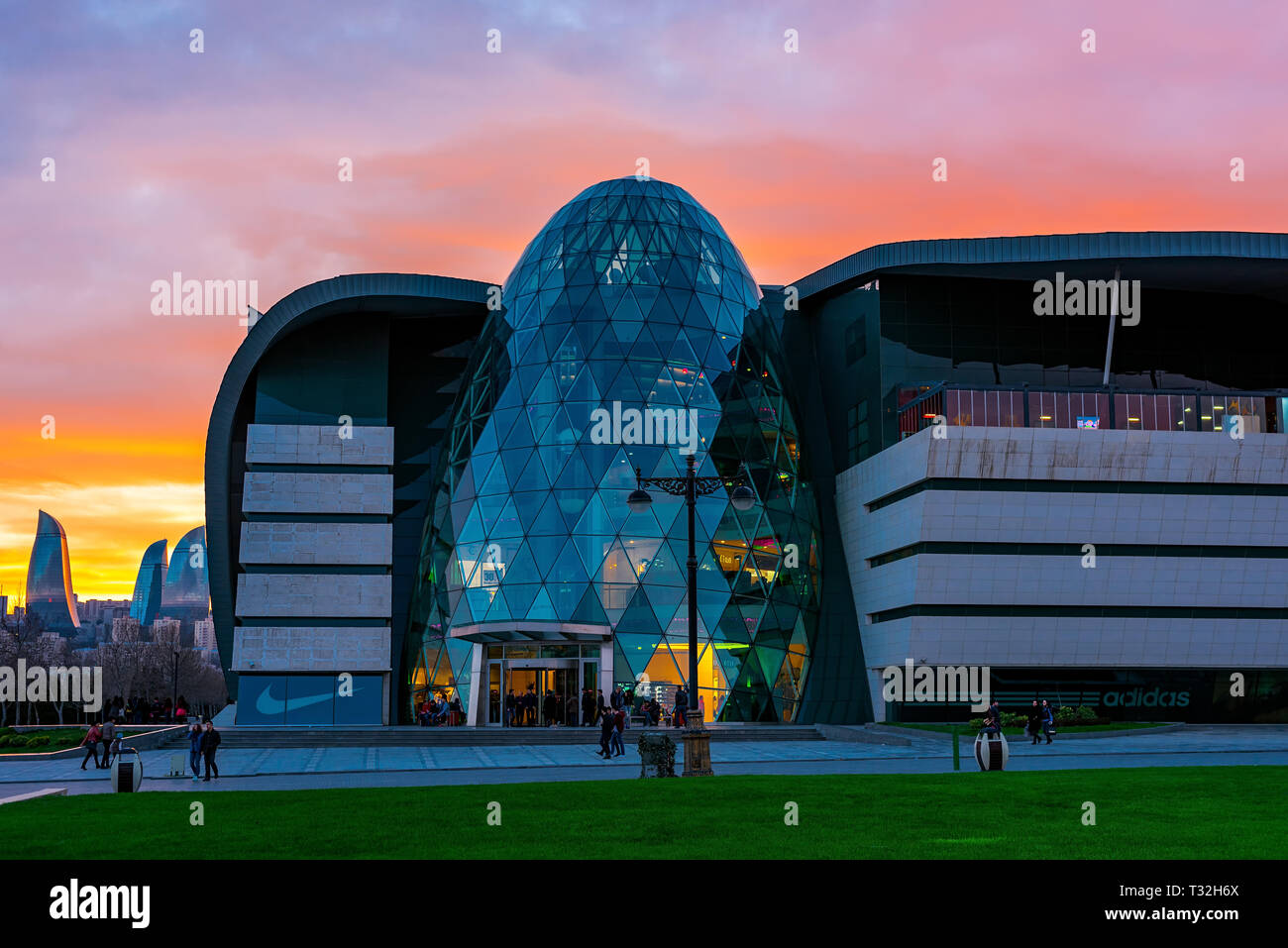 Azerbaigian, Baku, Marzo 01, 2019 edificio moderno Park Bulvar business center a sera Foto Stock