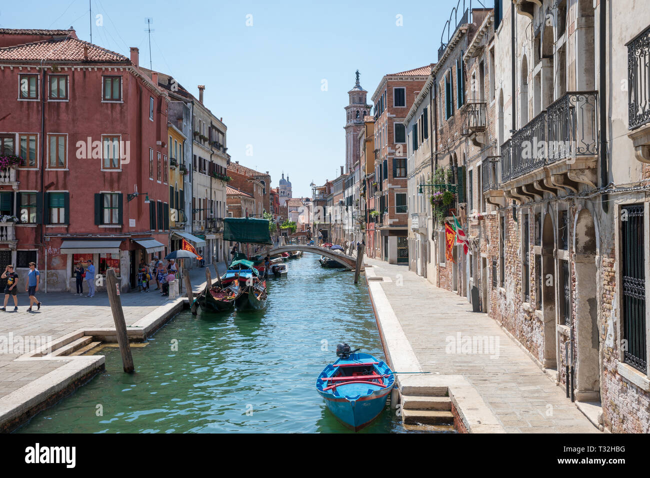 Venezia, Italia - Luglio 1, 2018: vista panoramica di Venezia stretto canale con edifici storici e barche da ponte. Le persone a rilassarsi e a piedi. Landsca Foto Stock