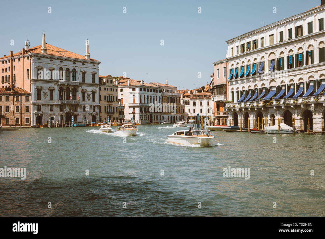 Venezia, Italia - Luglio 1, 2018: vista panoramica del Canal Grande (Canal Grande) con traffico attivo di barche. Si tratta di un grosso acqua corridoi di traffico a Venezia Foto Stock