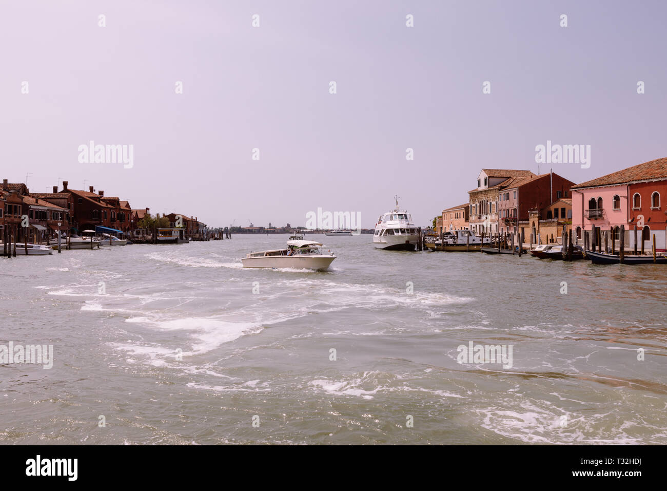 Murano Venezia Italia - Luglio 2, 2018: vista panoramica dell'isola di Murano è una serie di isole collegate da ponti nella Laguna veneziana, Italia settentrionale. Foto Stock