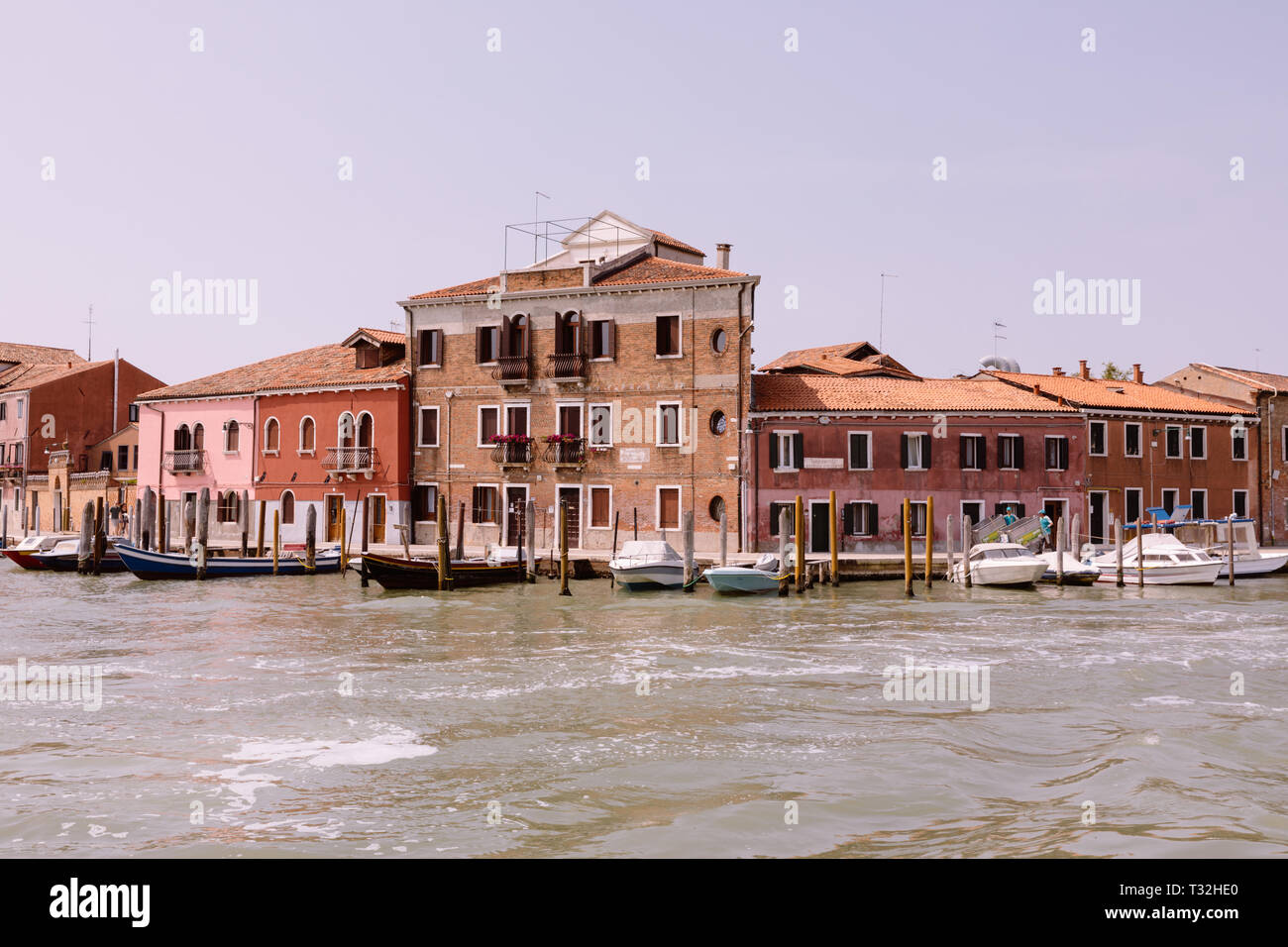 Murano Venezia Italia - Luglio 2, 2018: vista panoramica dell'isola di Murano è una serie di isole collegate da ponti nella Laguna veneziana, Italia settentrionale. Foto Stock