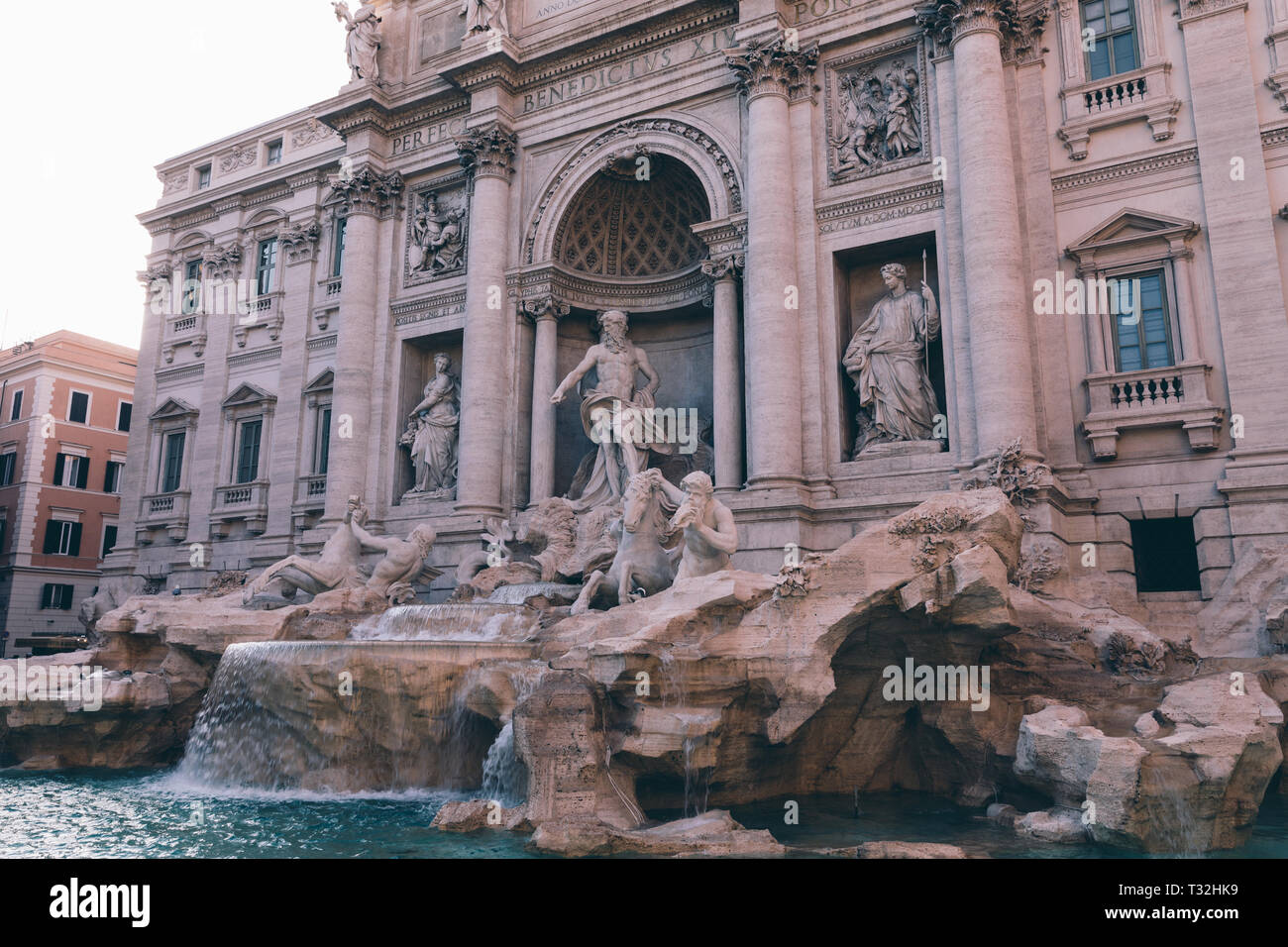 Vista panoramica di Trevi Fontana di Trevi a Roma, Italia. Esso progettato dall architetto italiano Nicola Salvi e completato da Giuseppe Pannini Foto Stock
