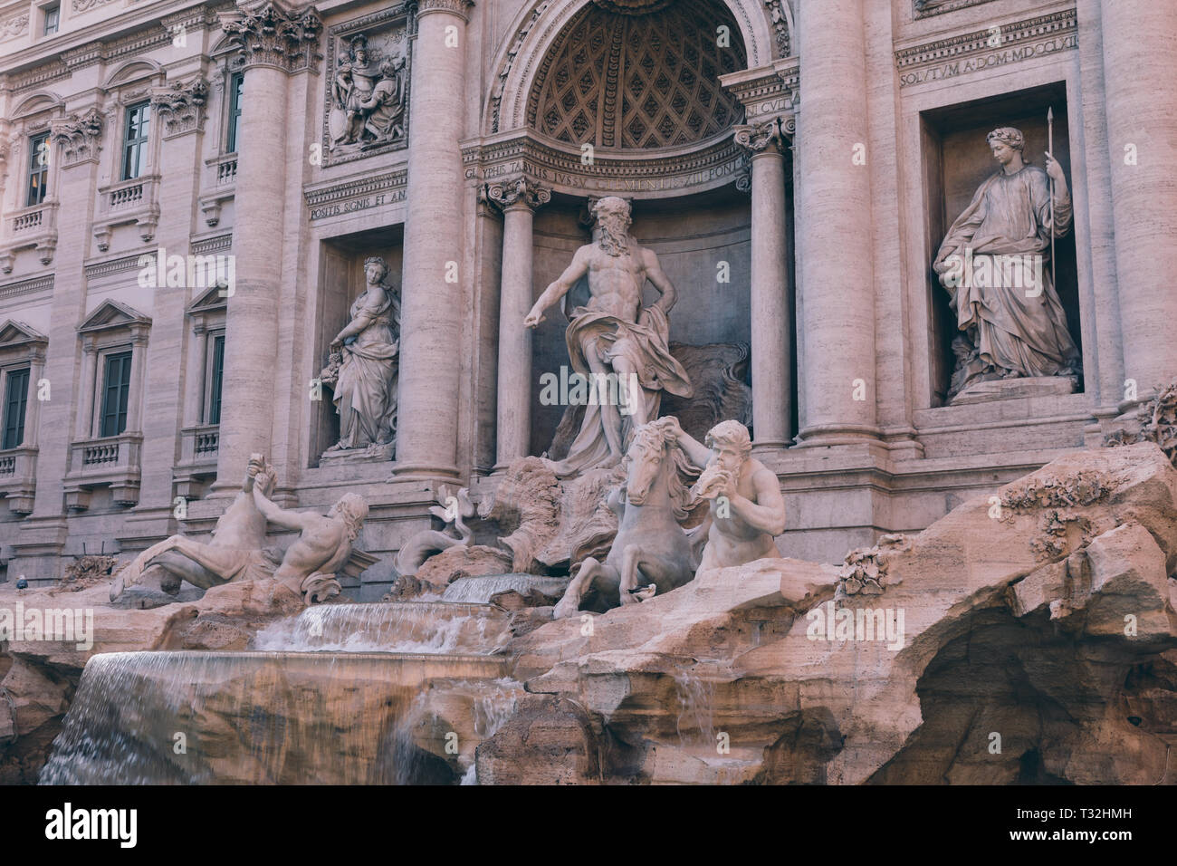Vista panoramica di Trevi Fontana di Trevi a Roma, Italia. Esso progettato dall architetto italiano Nicola Salvi e completato da Giuseppe Pannini Foto Stock