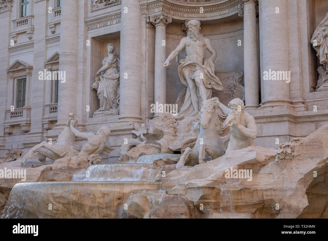 Vista panoramica di Trevi Fontana di Trevi a Roma, Italia. Esso progettato dall architetto italiano Nicola Salvi e completato da Giuseppe Pannini Foto Stock