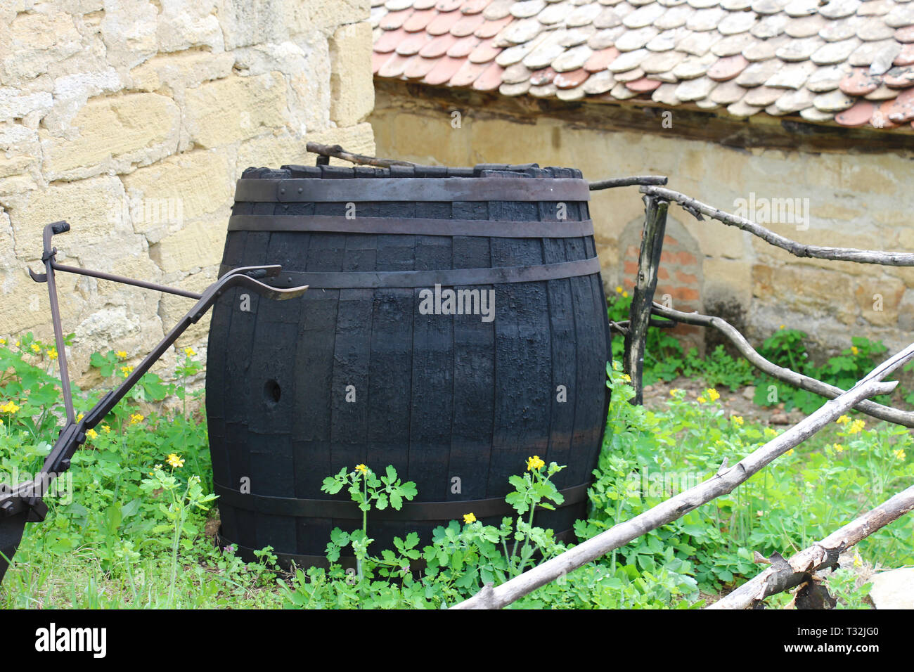 Vecchia grande camera di fronte casa fatta di pietra Foto Stock