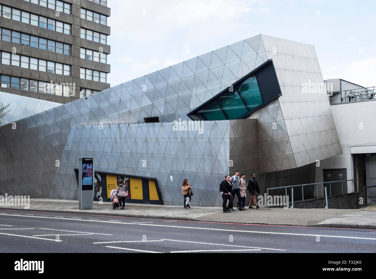London Metropolitan University Graduate Center, con angolari di rivestimento in acciaio inox, da architetti Studio Daniel Libeskind Foto Stock