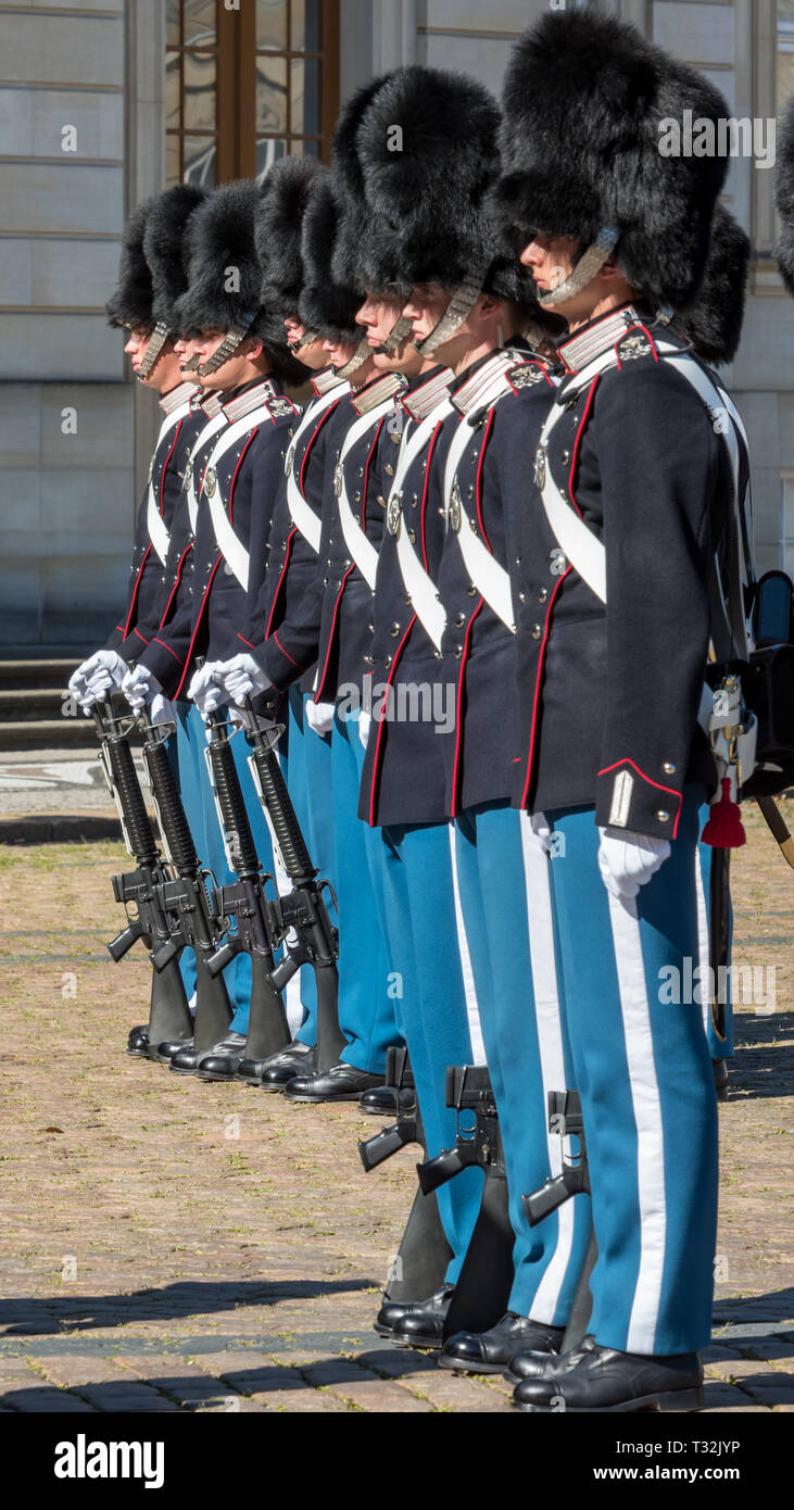 Truppe della Reale Danese di vita delle guardie stand presso l attenzione sul parade presso il Palazzo Amalienborg, durante il cambio della guardia. Foto Stock