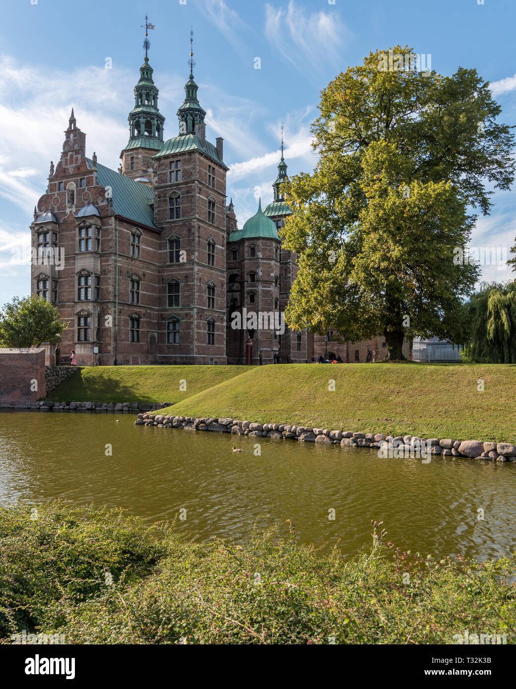 Una vista di Christian IV il castello di Rosenborg costruito in un olandese in stile rinascimentale con la sua alta guglia, superiormente e torri di mattoni rossi con intarsi in pietra arenaria. Foto Stock
