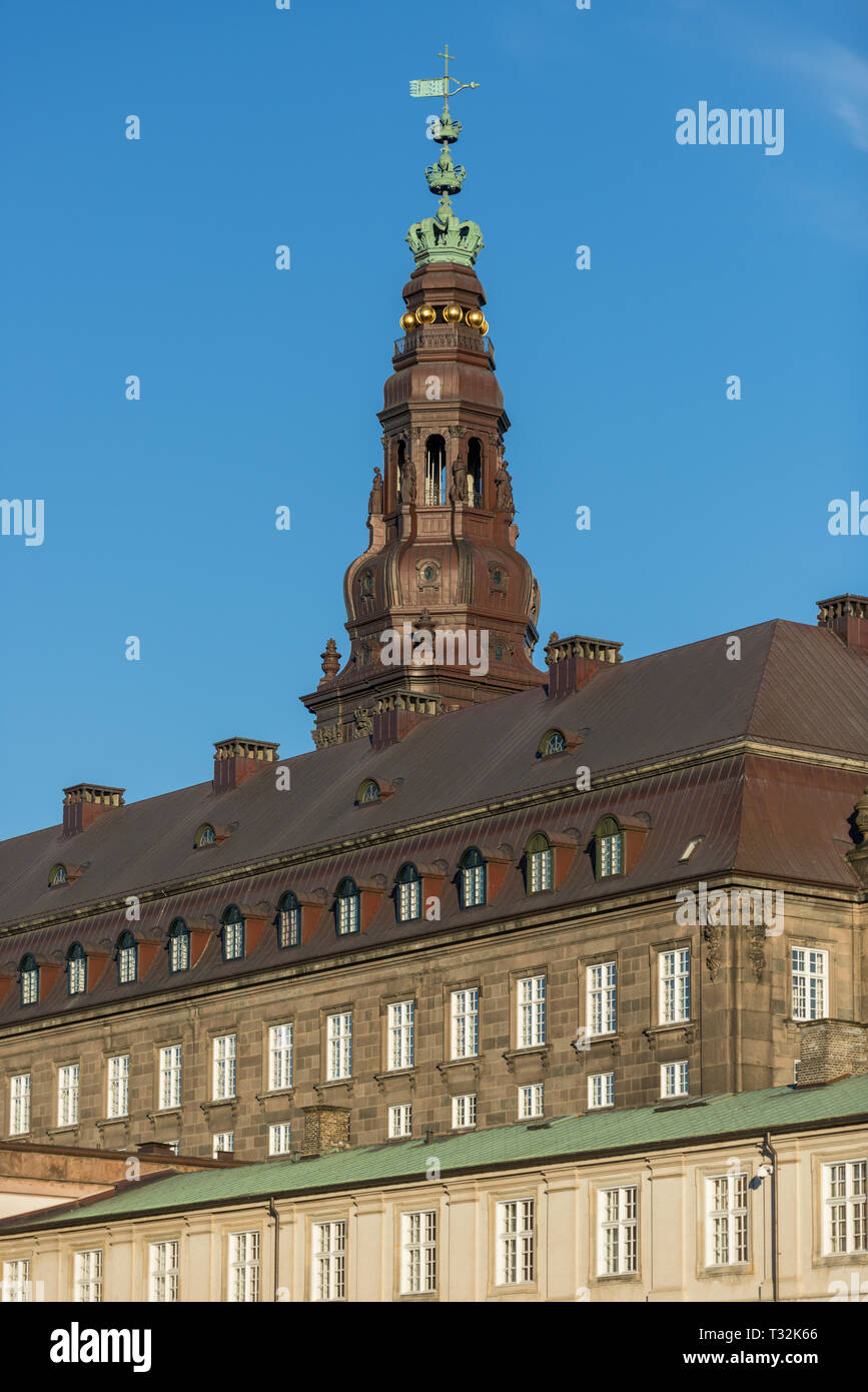 Thorvald Jorgensen distintivo del 106m torre del Palazzo Christiansborg è sormontato da un 5m corona, due ulteriori corone e di una banderuola. Foto Stock