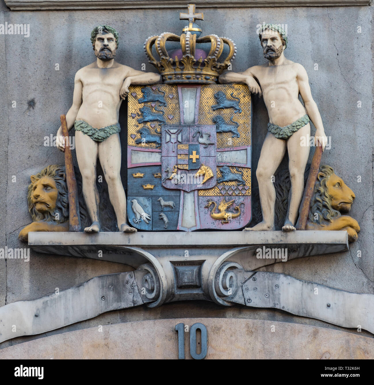 Un colorato in rilievo della maggiore stemma della Danimarca come usato dal 1903 al 1948, visto al di sopra di una porta in una strada a Copenhagen Foto Stock