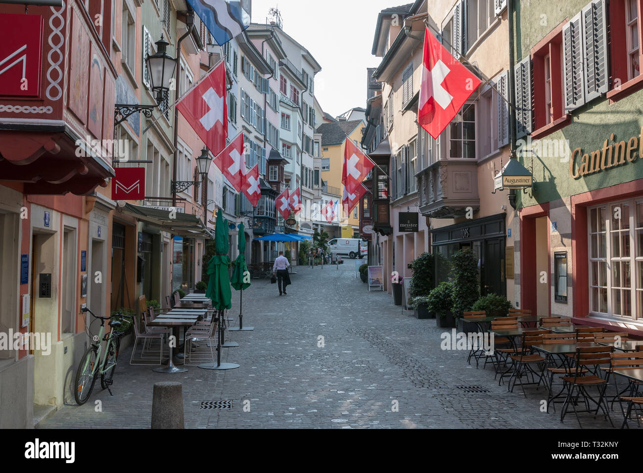 Zurigo, Svizzera - 19 Giugno 2017: a piedi attraverso vecchi edifici nel centro storico della città di Zurigo. Giornata estiva con cielo blu Foto Stock