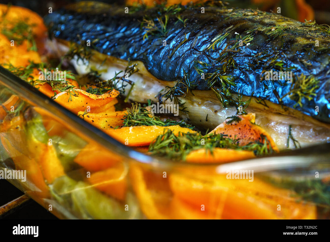 Close up appena sfornato sgombro pesce con verdure Foto Stock